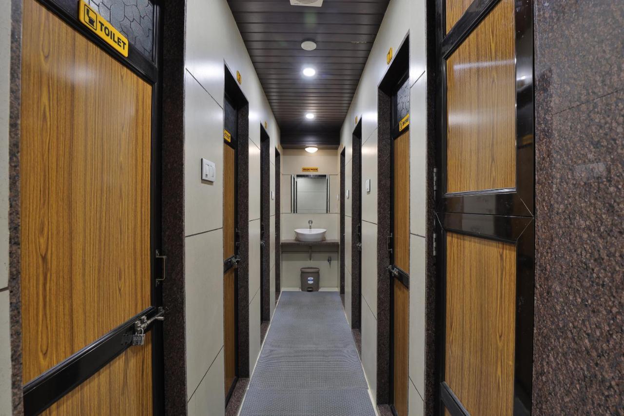 Rest Inn Dormitory Vadodara Buitenkant foto